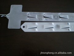 公开了基于注塑形成上塑