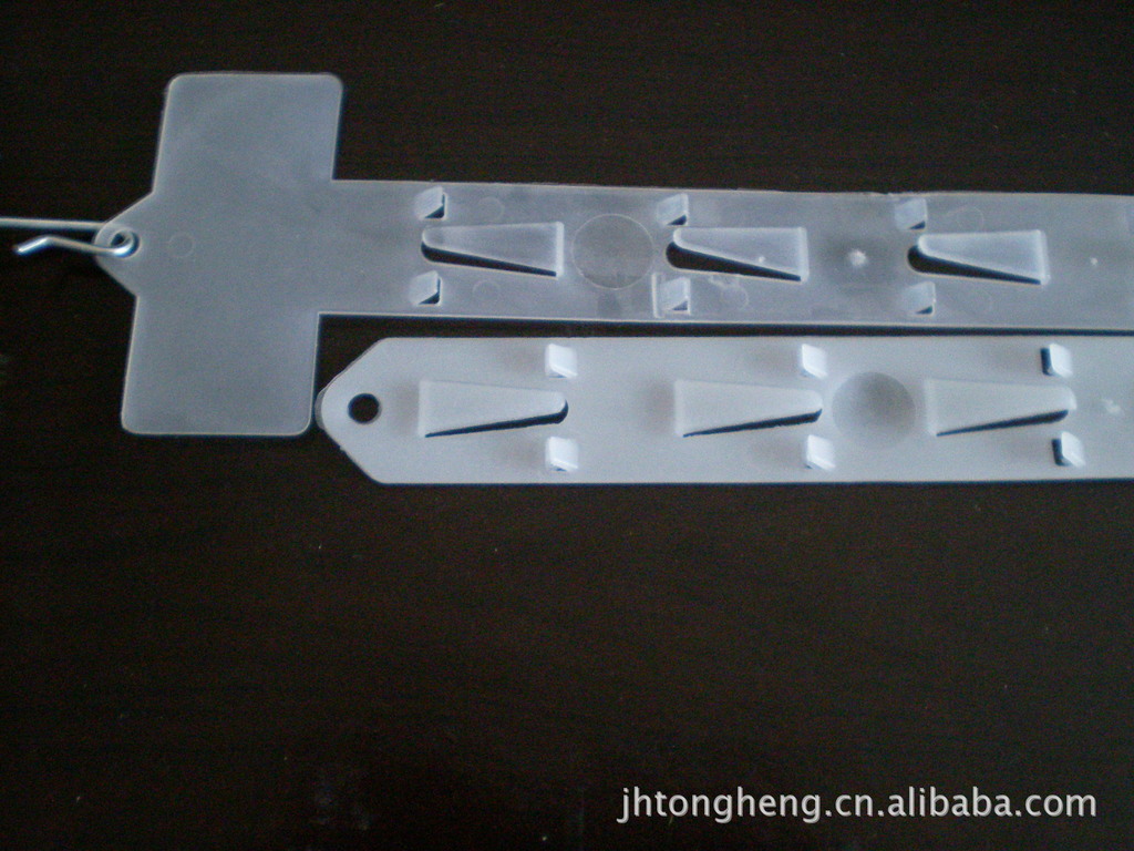 公开了基于注塑形成上塑件的电池盖板装配方法