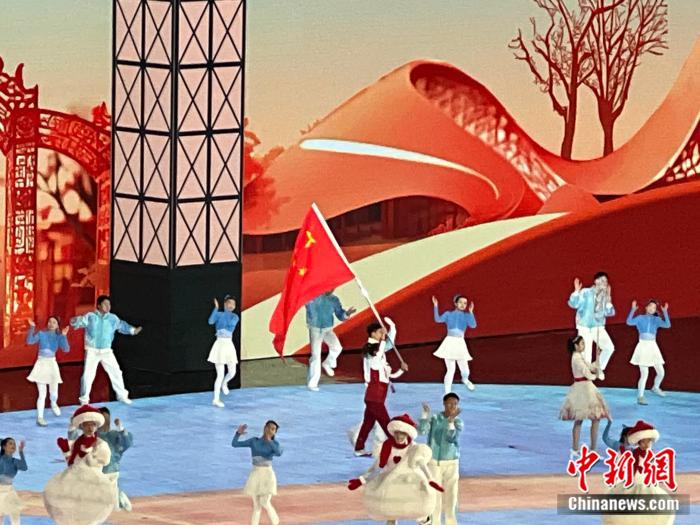 徐梦桃在哈尔滨亚冬会闭幕式高举国旗入场，展