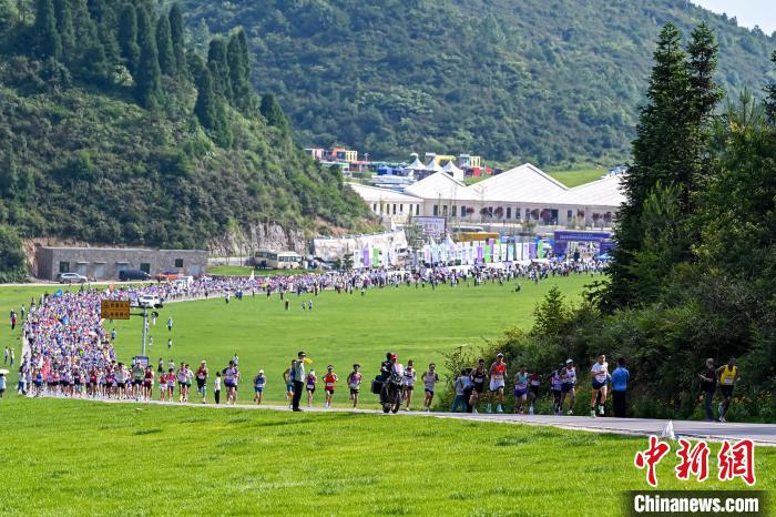 2025酉阳生态半程马拉松千人畅跑云端仙境