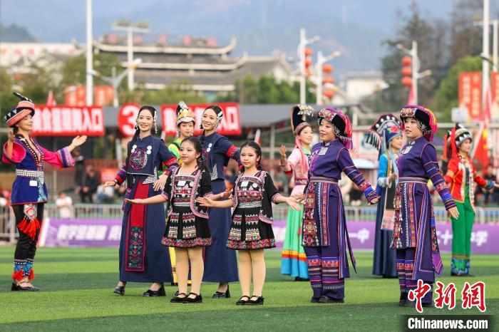 双胞胎队亮相榕江村超友谊赛 墨江与榕江缔结友