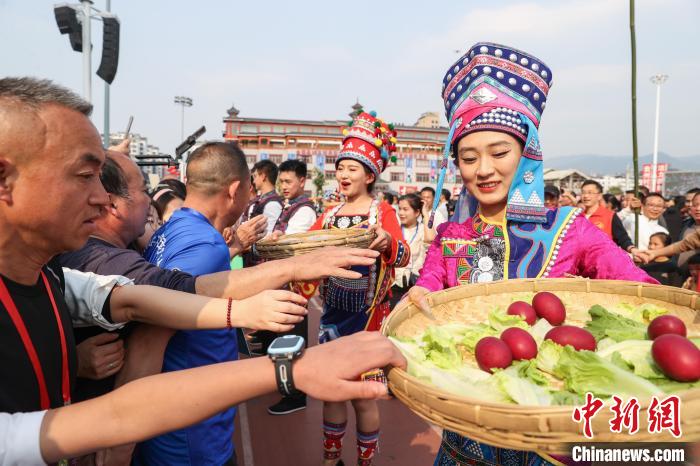 双胞胎队亮相榕江村超友谊赛 墨江与榕江缔结友