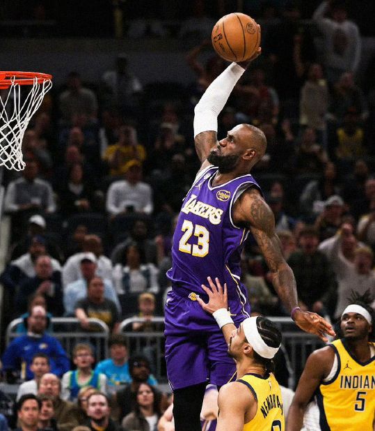 詹姆斯23+9+9助湖人逆转步行者 布朗尼首秀助阵