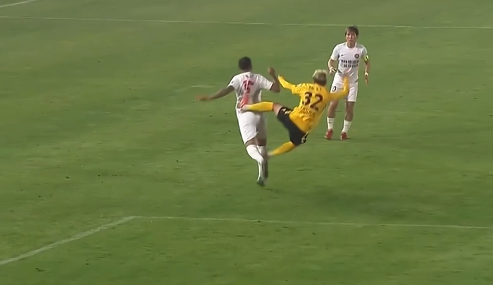 中超第5轮青岛西海岸球员丁海峰飞踹费利佩被停