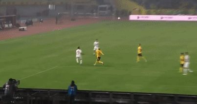 中超第5轮青岛西海岸球员丁海峰飞踹费利佩被停